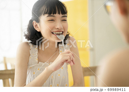 女性　ライフスタイル　リラックス　ティータイム 69989411