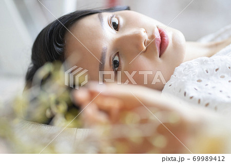 女性　ビューティー　ポートレート 69989412
