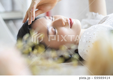 女性　ビューティー　ポートレート 69989414