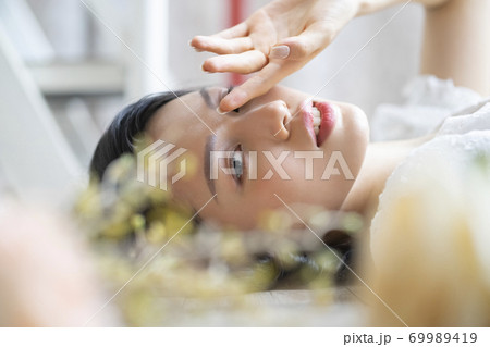 女性　ビューティー　ポートレート 69989419