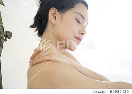 女性 ライフスタイル リラックス バスタイム  女性 ライフスタイル リラックス バスタイム  69989430