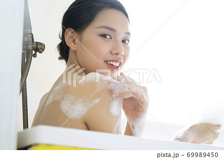 女性　ライフスタイル　リラックス　バスタイム　 69989450