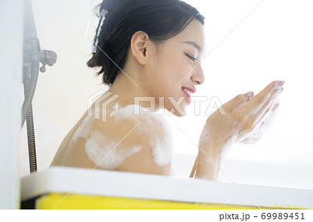 女性　ライフスタイル　リラックス　バスタイム　 69989451