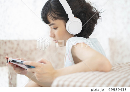 女性　ライフスタイル　リラックス 69989453