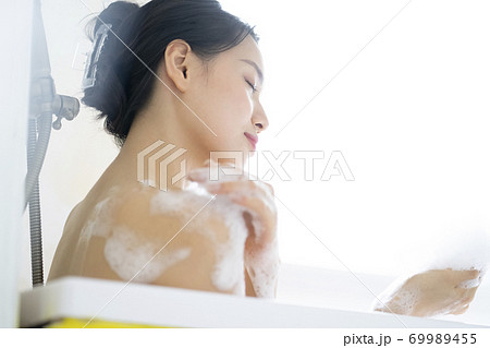 女性　ライフスタイル　リラックス　バスタイム　 69989455