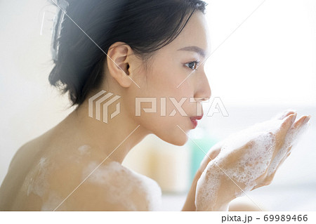 女性　ライフスタイル　リラックス　バスタイム　 69989466