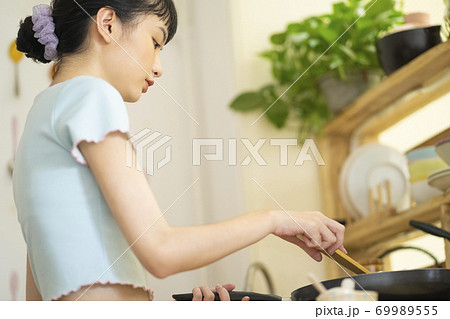 女性 ライフスタイル クッキング 女性 ライフスタイル クッキング 69989555