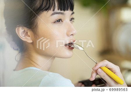 女性 ライフスタイル クッキング 女性 ライフスタイル クッキング 69989563