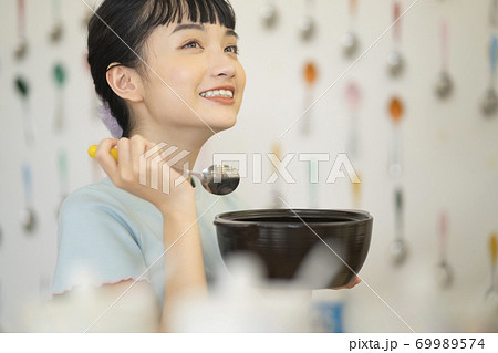 女性　ライフスタイル　クッキング 69989574