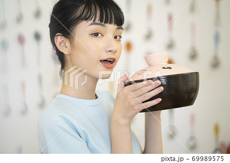 女性 ライフスタイル クッキング 女性 ライフスタイル クッキング 69989575