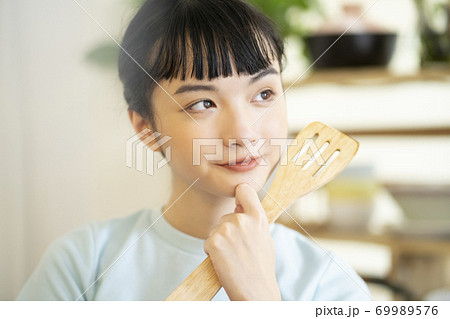 女性 ライフスタイル クッキング 女性 ライフスタイル クッキング 69989576