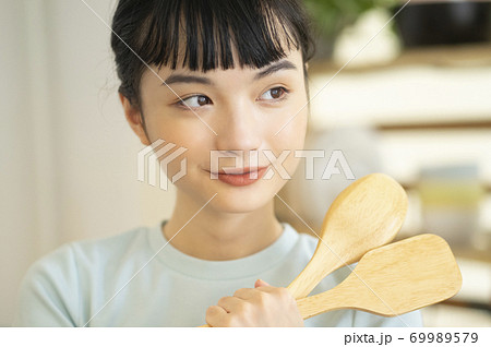 女性　ライフスタイル　クッキング 69989579