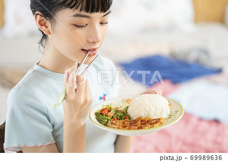 女性 ライフスタイル 食事 女性 ライフスタイル 食事 69989636
