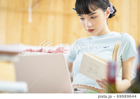 女性 ポートレート 女性 ポートレート 69989644