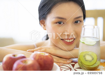 女性　ライフスタイル　リラックス　ダイエット　デトックス 69989798