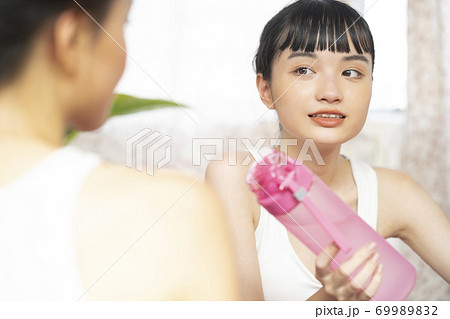 女性 ライフスタイル スポーツ 女性 ライフスタイル スポーツ 69989832