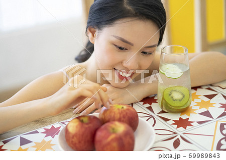 女性　ライフスタイル　リラックス　ダイエット　デトックス 69989843