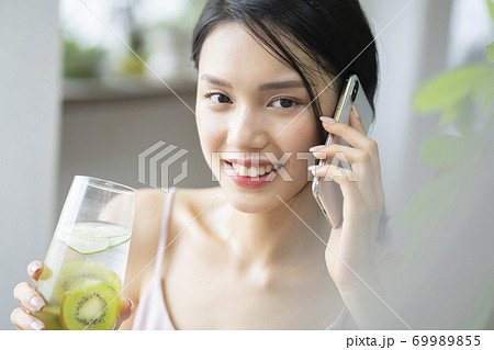 女性　ライフスタイル　リラックス　ダイエット　デトックス 69989855