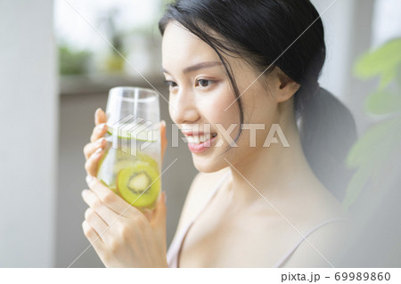 女性 ライフスタイル リラックス ダイエット デトックス 女性 ライフスタイル リラックス ダイエット デトックス 69989860