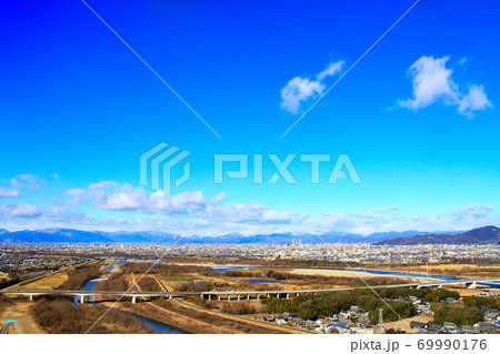 岐阜市、岐阜市市街地と金華山岐阜城の風景 69990176