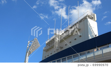青空とナイター照明塔 青空とナイター照明塔 69990970