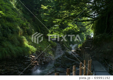 秋田県湯沢市の観光名所小安峡の通路と階段と緑の写真素材