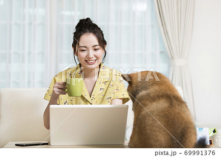 テレワークを邪魔する犬の写真素材