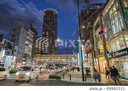 都市風景 夕方の中目黒駅前の街並み 東京都目黒区 都市風景 夕方の中目黒駅前の街並み 東京都目黒区 69992511