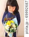花束を持つ6歳の女の子 69992687