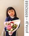 花束を持つ6歳の女の子 69992688
