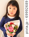 花束を持つ6歳の女の子 69992689