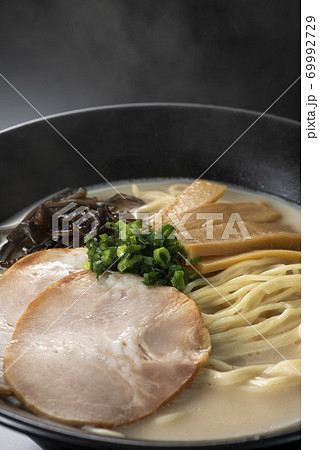 とんこつラーメン 黒バック 69992729