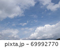 雲のある青空　秋 69992770
