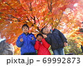 紅葉の前で仲良しきょうだい 69992873