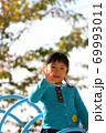公園で遊ぶ女の子 69993011