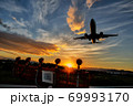 伊丹空港夕陽の着陸RWY14 69993170