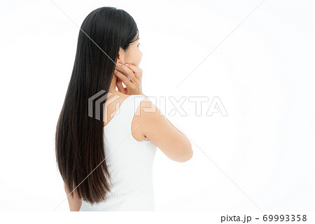 黒く長い髪の日本人女性 ストレートロングヘア 69993358