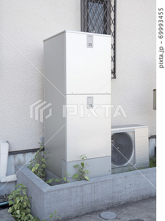 住宅　設備　ソーラチャージ式給湯器と室外機 69993455