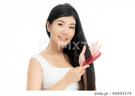 黒く長い髪の日本人女性 ストレートロングヘア 69993574