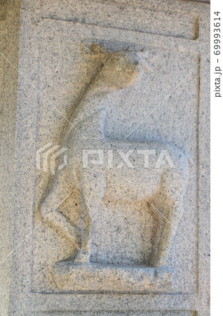 灯籠の「鹿の彫刻」部分（椎崎諏訪神社･佐渡島／新潟県佐渡市原黒724） 69993614