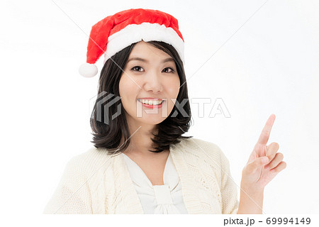 クリスマスのイメージ サンタ帽の女性 クリスマスのイメージ サンタ帽の女性 69994149