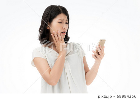 スマホを使う女性 スマホを使う女性 69994256