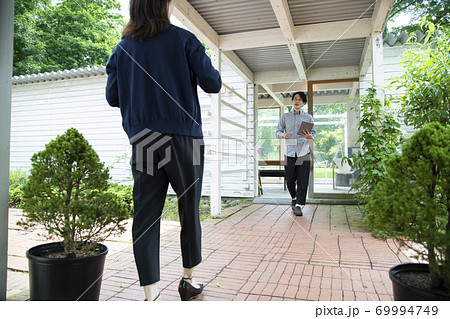 歩くミドルの男女 69994749