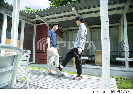 足を突き合わせて挨拶する若い男性 足を突き合わせて挨拶する若い男性 69994753