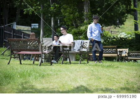 森の中で仕事をする男女 69995190