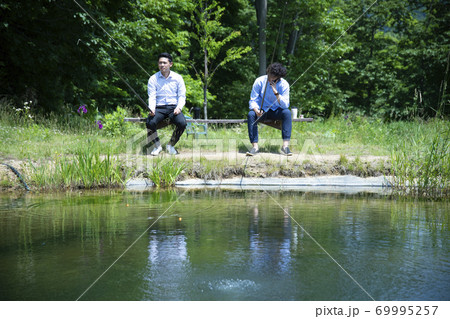 釣りをする若い男性たち 69995257
