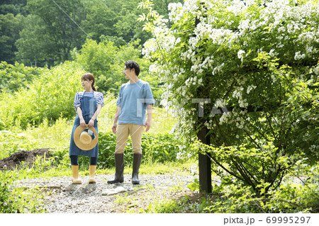田舎暮らしするカップル 69995297