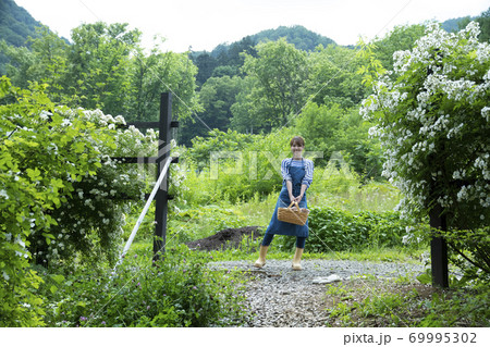 地方移住した若い女性 地方移住した若い女性 69995302