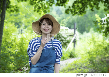 地方移住した若い女性 69995315