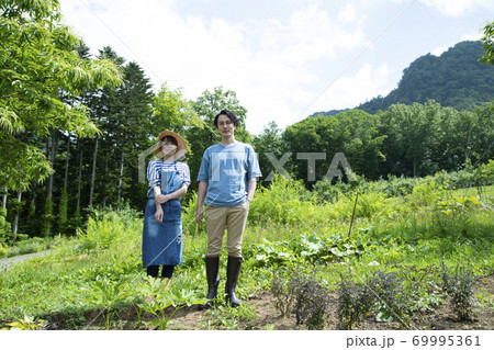 田舎暮らしするカップル 69995361